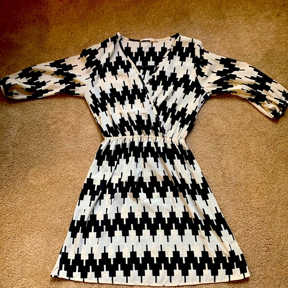 Peaches n’ Cream silk like houndstooth dress. Size Small - Picture 1 of 3